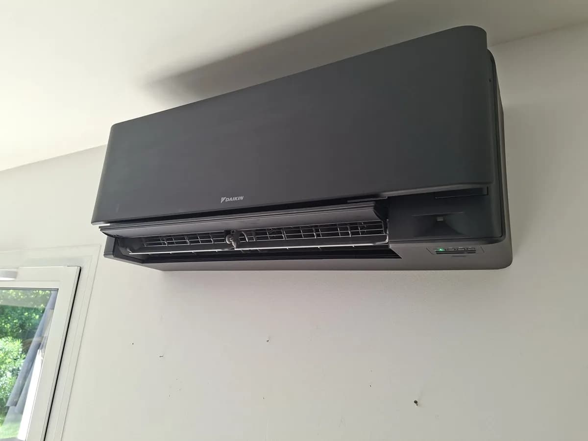 Unité intérieure Daikin Stylish noire installée à Tosse