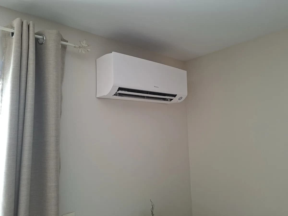 Unité intérieure Daikin Perfera installée à Saint-Vincent-de-Tyrosse