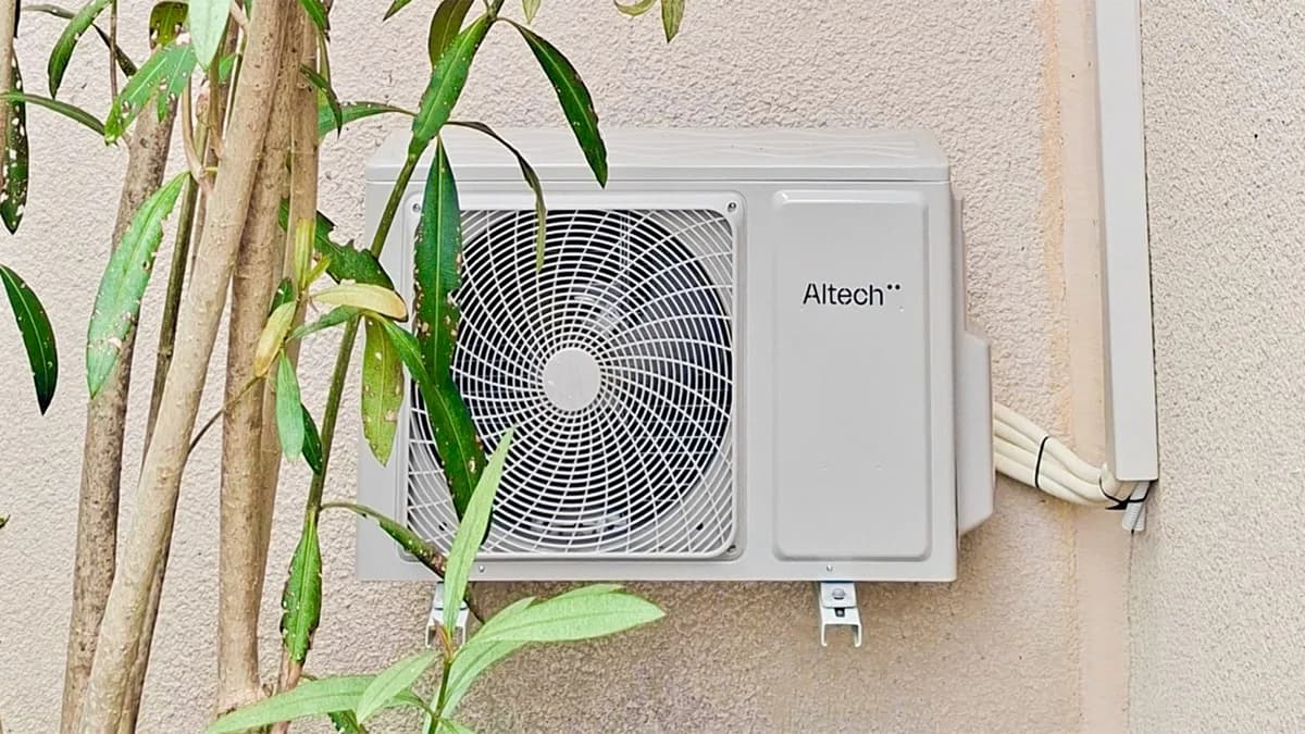 Unité extérieure de climatisation installée sur une façade